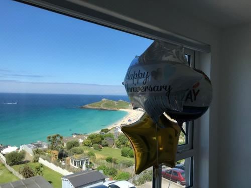 带海景的奢华特大床房