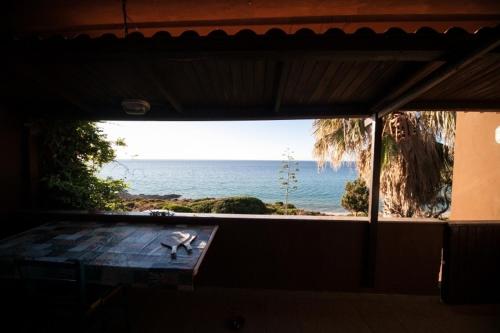 带露台的双卧室海景公寓