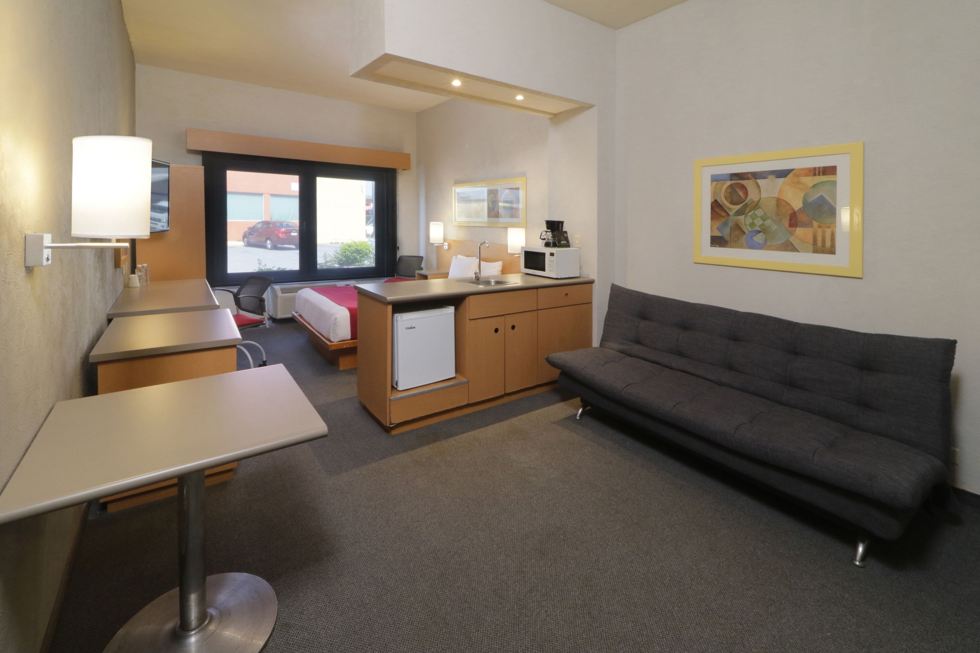 带有梳化床的高级大床房