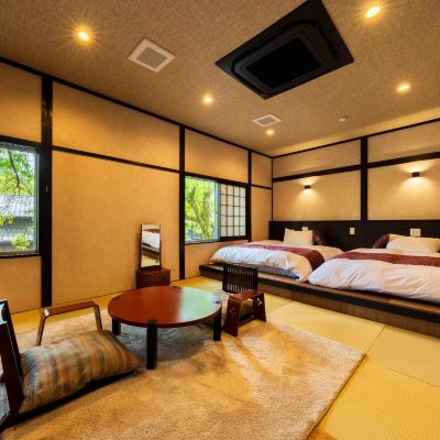 花水木二樓日式房間，配有2張半雙人床和14張榻榻米
