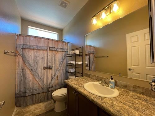 The Grand Getaway at Williams - Family Friendly for up to 8 & Walking Distance to the GC Railway Three-Bedroom House