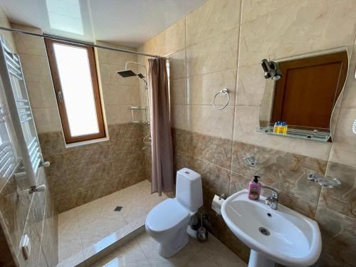 带山景的双人间