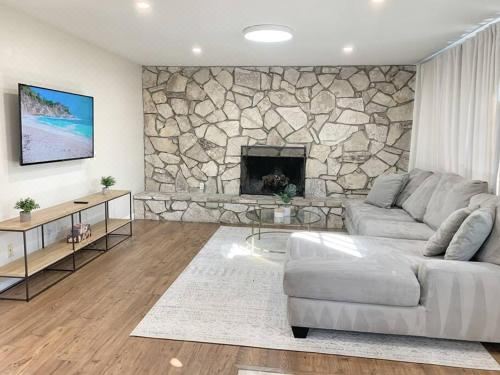 Hot Tub . Near Freeway . Quick 2 Theme Parks/Beach Three-Bedroom House