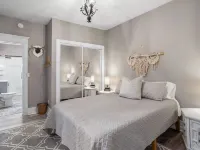 ♥ Cozy historic 3BR w/ bridge view! Sleeps 7 ♥ Hotels in Appleton