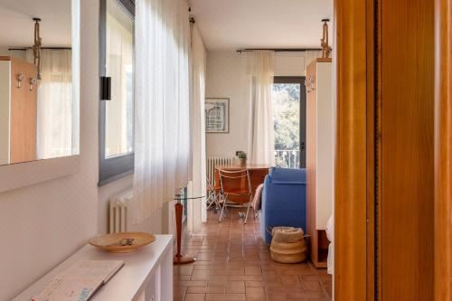 享有游泳池景致的一室公寓