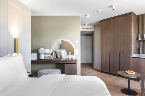 带阳台的小型套房