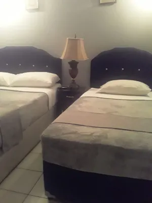 Derick's Inn Hotele w: 