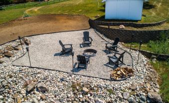 Stone Ledge Lake Getaway - Housity
