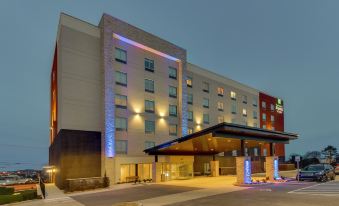 Holiday Inn Express & Suites Nashville Metrocenter Downtown