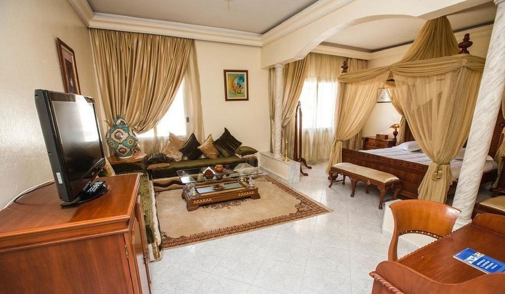 带阳台的小型套房