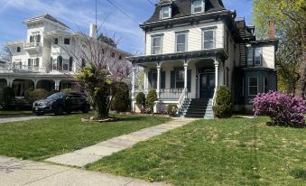 1 Br Private Victorian Apt in Convenient City Location on 5 Acre, Sleeps 4