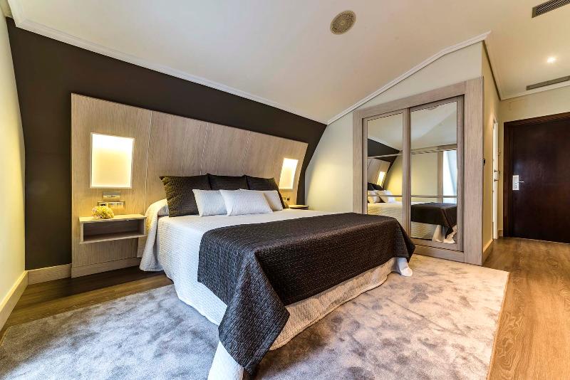 豪华双人或双床房 含斜顶天花板和海景