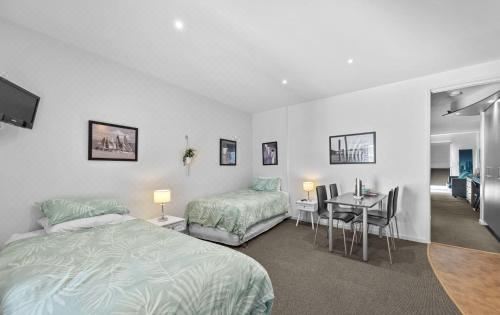 340 the Waves, the Esplanade, Cowes One-Bedroom Studio
