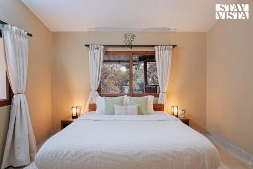 StayVista at Casa Chalora with Pool, BBQ, Games Room Villa