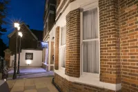 Apartments at Number 10 the Abbey Hotele w: 