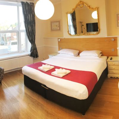 Deluxe Family Room Gidea Park Hotel Promo Code