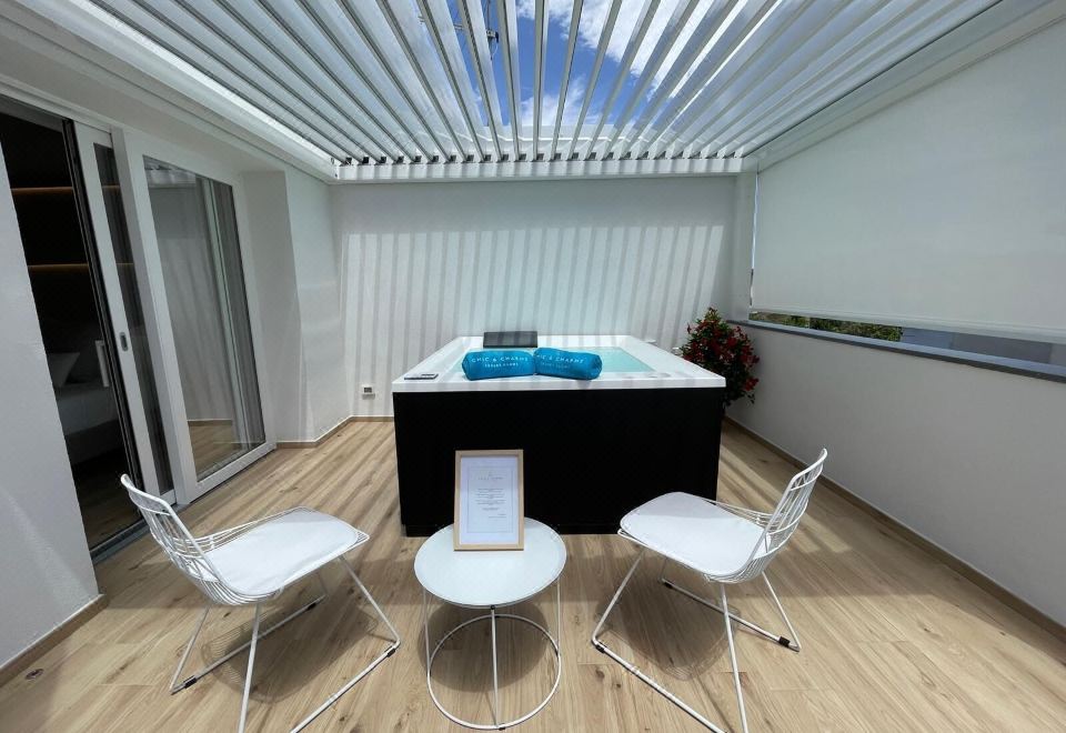 奢华客房，1张特大床，私人泳池