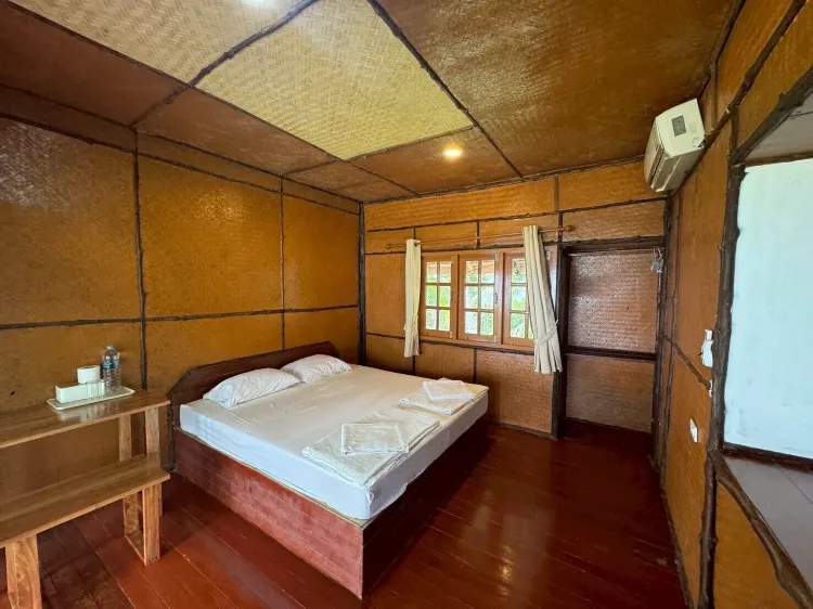 ห้องซูพีเรียร์ เตียงคิงไซส์ 1 เตียง มีเครื่องปรับอากาศ วิวทะเล