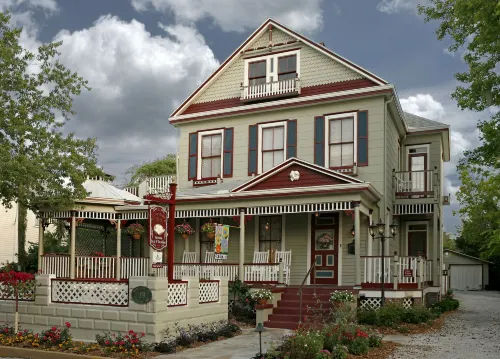 Cedar House Inn