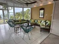 Beachfront Estate with Pool and Tropical Garden Hoteles en Cliftons