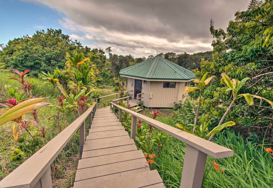 Hilo Couples Retreat about 6 Miles to Honolii Beach! - Housity