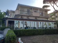 Spacious Triple Room a Stone's Throw from the Sea Hôtels à : 