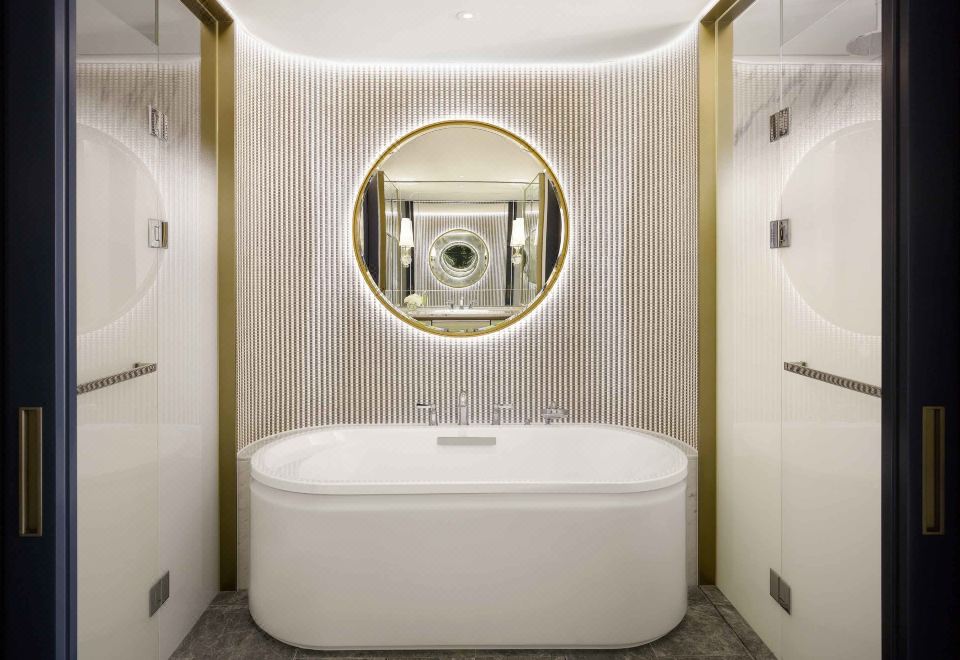 Sofitel Ambassador Seoul Hotel & Serviced ResidencesLuxury Lake King Room