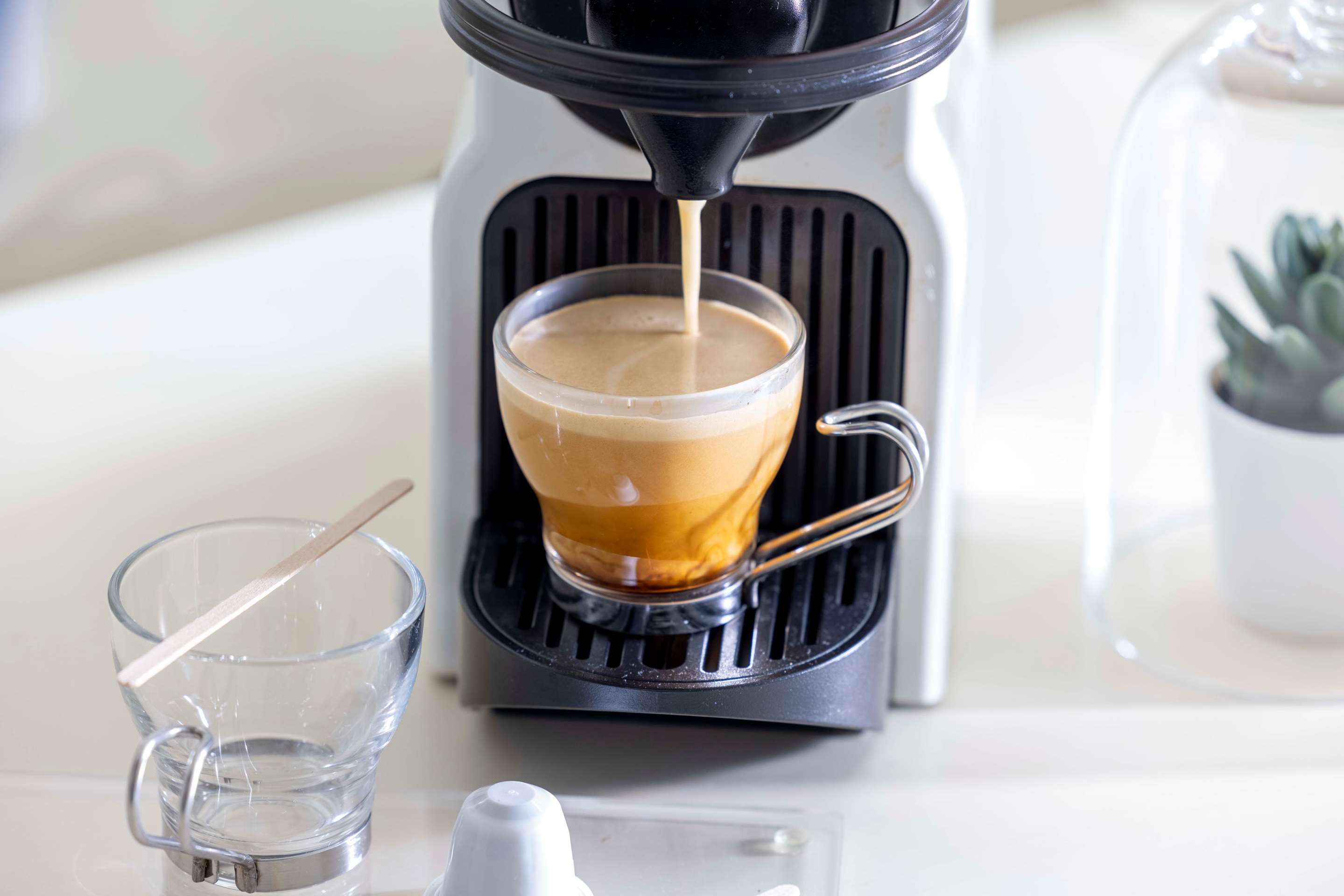 1张特大床，无烟，尊贵房，湖景，休息区，迷你酒吧，浓缩咖啡机