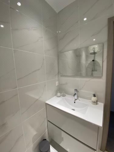 Le Nid du Faubourg One-Bedroom Apartment