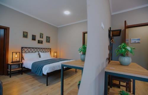 带山景的双人间