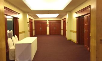a long hallway with a red carpet and two doors on either side , one on the left and one on the right at MetroCentre Hotel