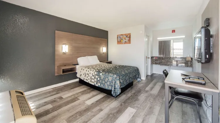 Econo Lodge Inn & Suites Near Bricktown room