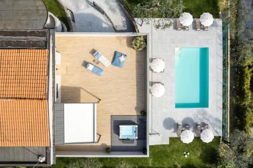 带湖景露台和按摩浴缸的顶层公寓