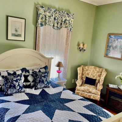 Classic Single Room, Bathtub (Robert Allen Foster Room)