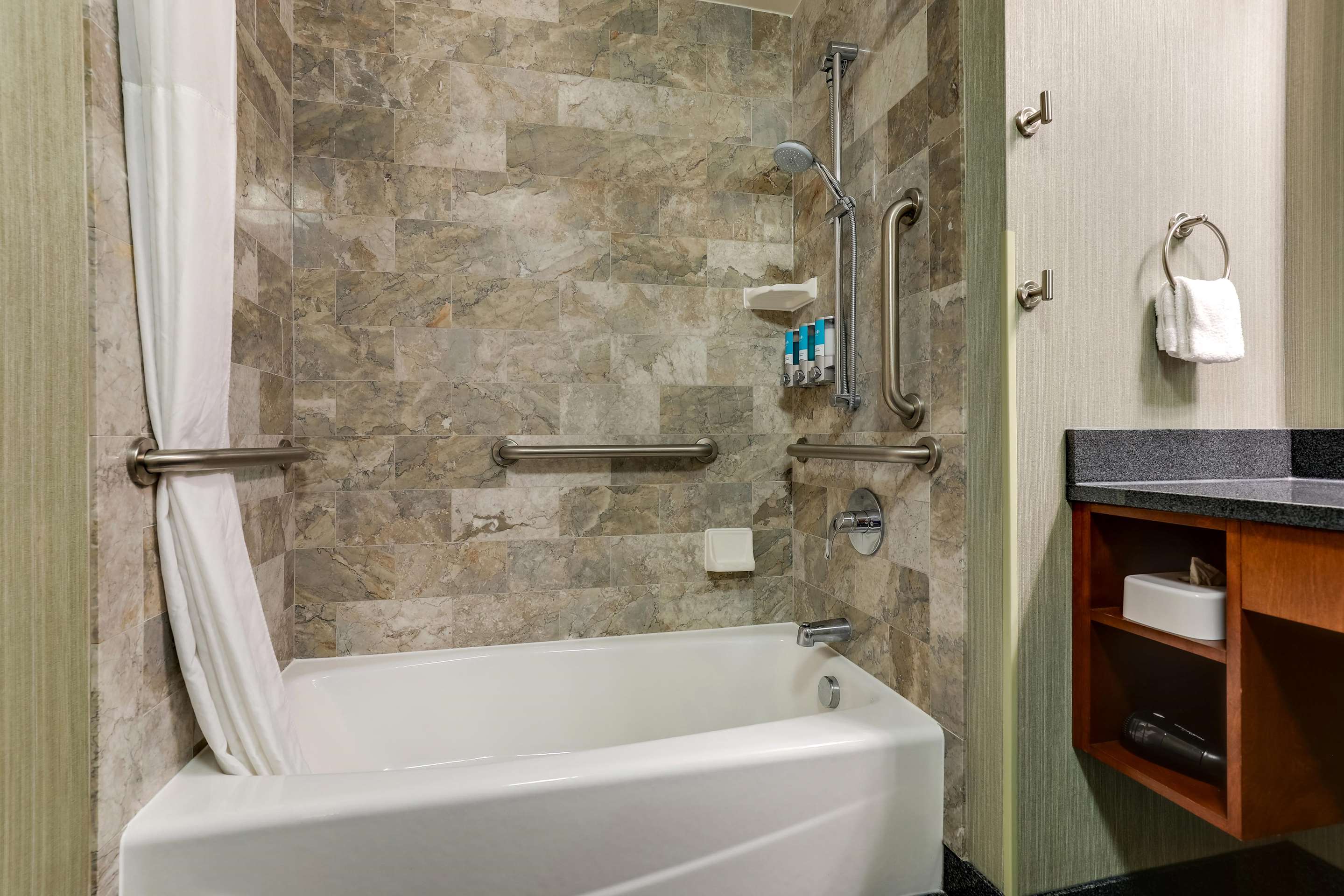 带两张大床-无障碍，浴缸的豪华大床房