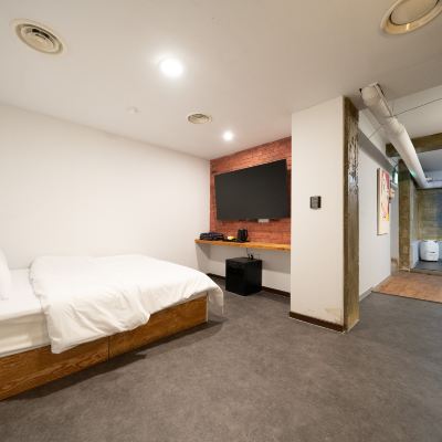 Party Room (Large Karaoke Room, 65-Inch Large Tv, Massage Chair)