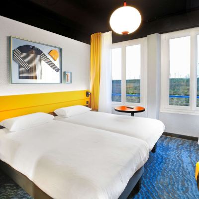 Comfort Room with 2 single-size beds, view of the harbor and sea