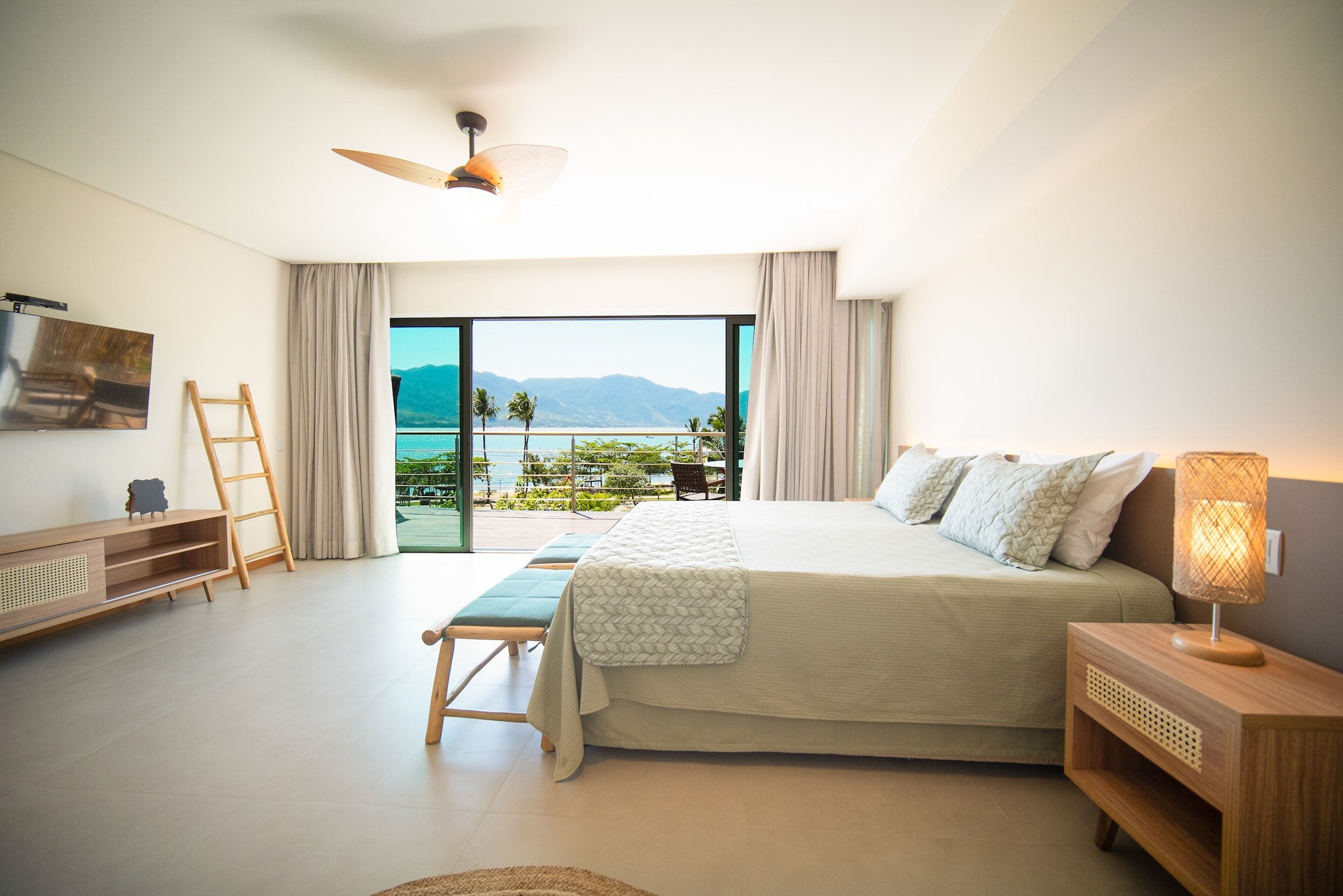 带按摩浴缸和海景的优质三人房