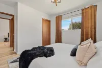 Stylish Drumheller Retreat: Steps from the Red Deer River!
