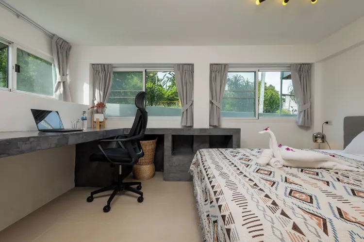 Design Studio Suite, 1 King Bed, Patio, Garden View