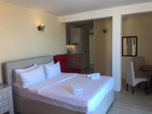 两卧室公寓阳台和海滨左侧