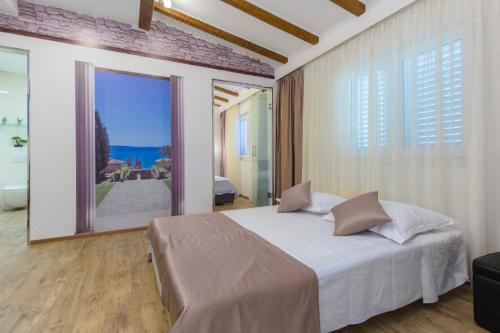 带有玻璃露台和阳台的高级公寓