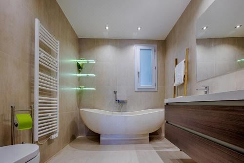 四居室公寓，带海景和水疗浴缸