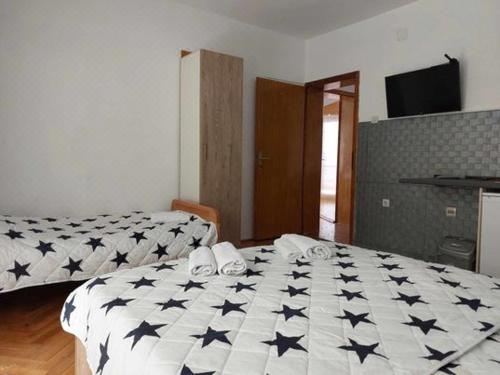 标准三人一室公寓