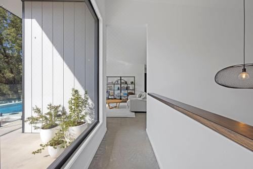 Tanderra - Pool - Sleeps 12 Six-Bedroom House