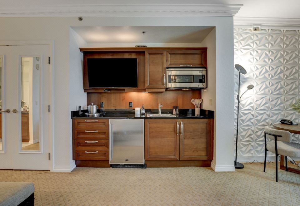 精英一室套房，1张特大床带梳化床，冰箱和微波炉，城市景观