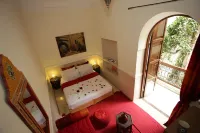 Riad White Flowers