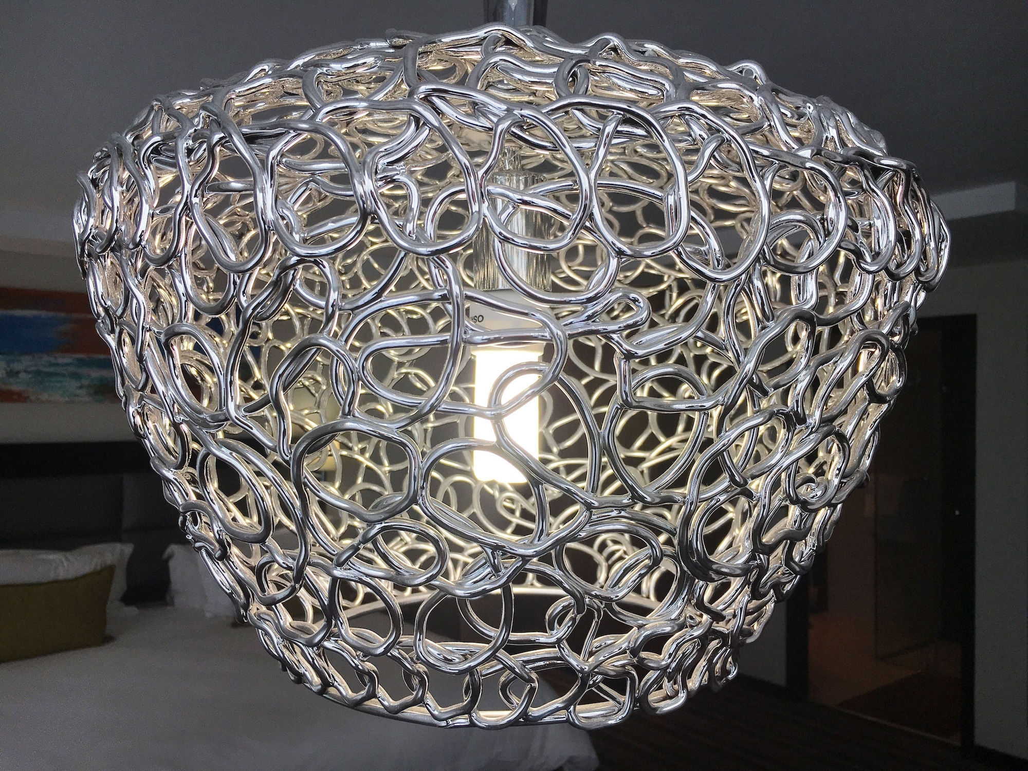 行政套房， 1 张特大床， 部分海景