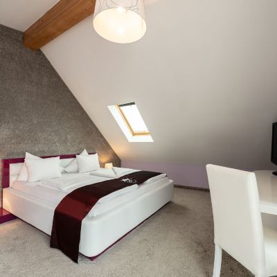 Business Suite, 1 Queen Bed, Balcony, Garden View Empress Hotel Promo Code