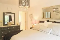 Only 4 km to Town. Beautiful Inside & Out, Relaxing,Tranquil, Great Home for All Hotel di 